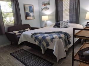 威尔明顿Wilmington Family Vacation Home的一间卧室配有一张床和一把椅子