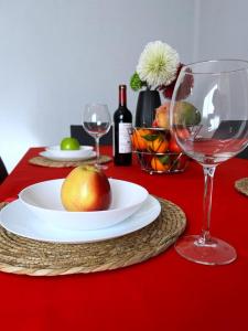 瓦伦西亚Calle Mora De Rubielos with Free Private Underground Parking的红桌,带一盘水果和酒杯