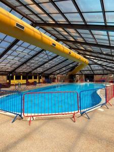 拉尔Lovely 4 berth static caravan, Marine Holiday Park, Rhyl, Wales的大型游泳池设有大型的黄色和蓝色游泳池