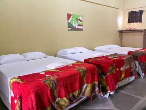 拉塞瓦Hotel Casa Vieja的宿舍间内的两张床,上面有红毯
