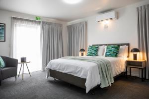 奥克兰Solsen Flexi-Stay的一间卧室设有一张大床和一个窗户。