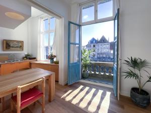 图尔奈Appartement spacieux & calme avec vue sur l'Escaut的厨房配有桌子和大窗户