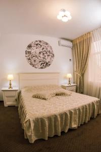 比斯特里察HOTEL CORA Bistrita的一间卧室配有一张带2个床头柜的大床