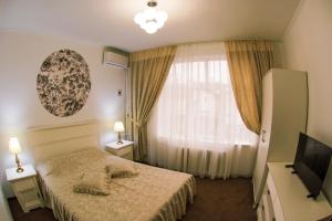比斯特里察HOTEL CORA Bistrita的一间卧室设有一张床和一个窗口