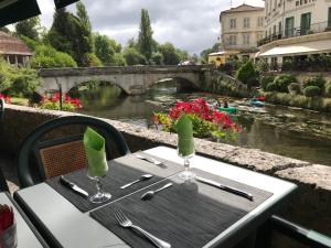 布朗托姆Le Coligny的一张桌子和两杯酒,享有河景