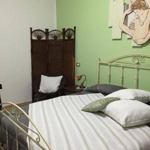 维多利亚B&B Ciritorno的一间卧室配有一张带绿色墙壁的床