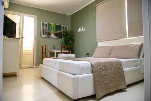 斯菲拉卡瓦洛House Orlando的卧室配有一张白色大床