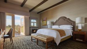圣罗莎Vintners Resort的一间卧室设有一张大床和一个壁炉