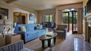 圣罗莎Vintners Resort的客厅配有蓝色的沙发和椅子