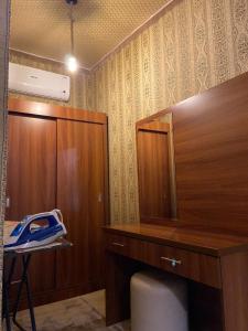 欧拉Almazham hotel room resort的客房设有书桌和木制橱柜。