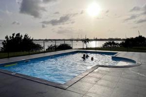 马里戈特Sunset Lodge SXM - T2, cosy, piscine, vue lagon & bons plans的一群人在游泳池游泳