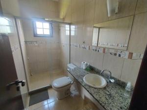 米格尔-佩雷拉Hostel Ares do Mundo的浴室配有卫生间、盥洗盆和淋浴。
