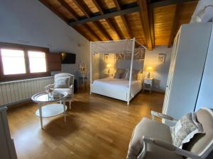 Alboreca阿尔伯瑞卡阳台酒店的卧室配有一张床和一张桌子及椅子