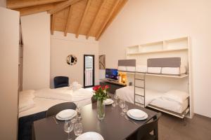 鲁米诺Residenza 3544的一间带两张床的卧室和一间带桌子的用餐室