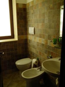 维多利亚B&B Ciritorno的一间带卫生间和水槽的浴室