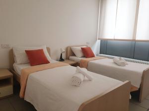 莱科Apparthotel CASA IDEALE LECCO的带三张床和一张沙发的房间