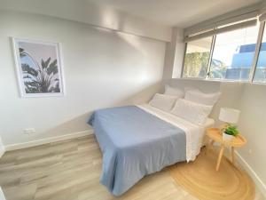 悉尼Luxury Manly Beachfront Apartment的一间小卧室,配有床和窗户