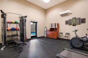 尤金新俄勒冈贝斯特韦斯特酒店的一间设有健身房的房间,配有两个跑步机和举重器材