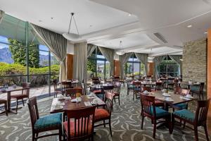 皇后镇皇后镇千禧国际酒店的餐厅设有桌椅和窗户。