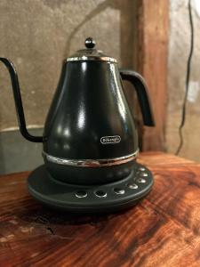 淡路淡路島 サササウナ的木桌边的黑茶壶