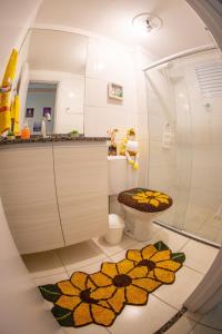 圣卡洛斯Apartamento Mari 1的浴室设有卫生间和带花毯的淋浴。