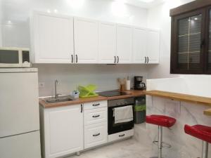 马德里HELLO HOME FERIA的厨房配有白色橱柜和水槽