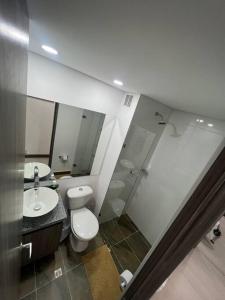 波哥大Edificio de Apartamentos central con ascensor. 601的一间带卫生间和水槽的浴室
