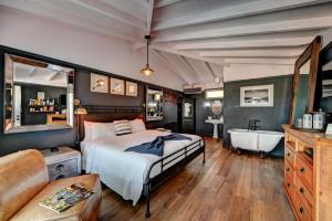 蒙托克蒙托克海滨别墅酒店的一间卧室配有一张床和浴缸