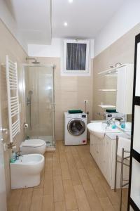 米兰Rucellai Guest House的浴室配有卫生间水槽和洗衣机。