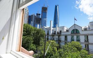 悉尼Kent Terrace的从大楼的窗户欣赏到城市美景