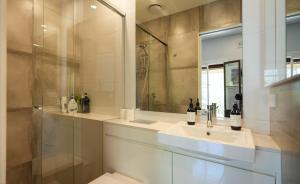 悉尼Kent Terrace的一间带水槽和玻璃淋浴的浴室