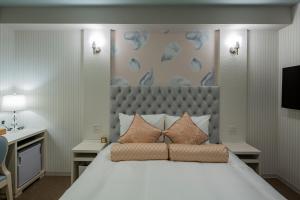 福冈Hotel Reference Tenjin III的卧室配有一张带两个枕头的大白色床