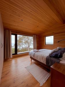 QuilquicoRefugio Pullao的一间卧室设有一张床和一个大窗户