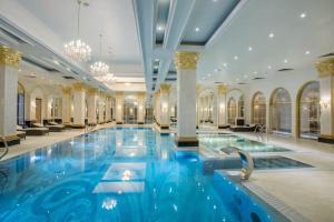 奇姆肯特里克瑟斯卡迪沙奇姆肯特酒店的蓝色的酒店的大型游泳池