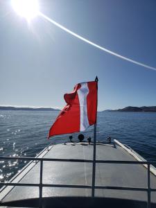 奥科苏尤Paqariy lodge的船前的旗帜