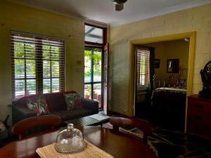 WatervaleBattunga Cottages的客厅配有沙发和桌子