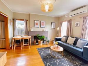 格莱诺基Stunning Hobart 3-bed home- close to shopping centers的客厅配有蓝色的沙发和桌子