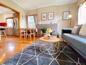 格莱诺基Stunning Hobart 3-bed home- close to shopping centers的客厅配有蓝色的沙发和桌子