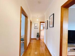 格莱诺基Stunning Hobart 3-bed home- close to shopping centers的一间拥有白色墙壁和木地板的走廊