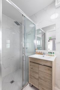奥克兰Solsen Flexi-Stay的带淋浴和盥洗盆的白色浴室