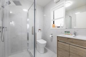 奥克兰Solsen Flexi-Stay的带淋浴、卫生间和盥洗盆的浴室