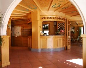 维哥迪法萨西玛多迪西酒店的建筑中的拱门,里面设有厨房