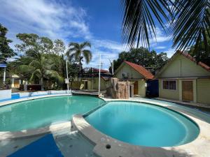 马尼拉MAH Resort by Cocotel的庭院里的一个蓝色海水大型游泳池