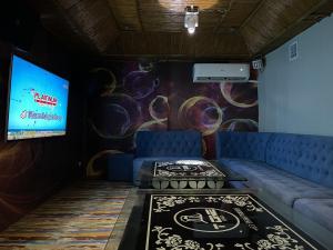 马尼拉MAH Resort by Cocotel的带沙发和电视的客厅