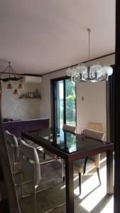 淡轮Bianca55的一间设有玻璃桌和椅子的用餐室
