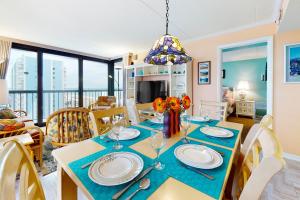 大洋城Sea Watch 1110的用餐室以及带桌椅的起居室。