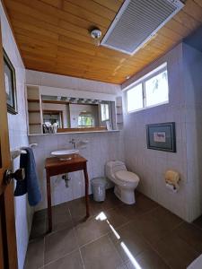 圣安德烈斯Sunset Paradise的一间带卫生间和水槽的浴室