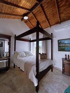 圣安德烈斯Sunset Paradise的一间卧室配有一张大木床。