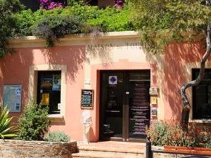 博尔马斯·莱斯·米默萨斯Appartement Bormes-les-Mimosas, 2 pièces, 3 personnes - FR-1-308-51的粉红色的建筑,上面有植物