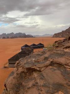 瓦迪拉姆Rum Crown的沙漠岩石上的一组帐篷